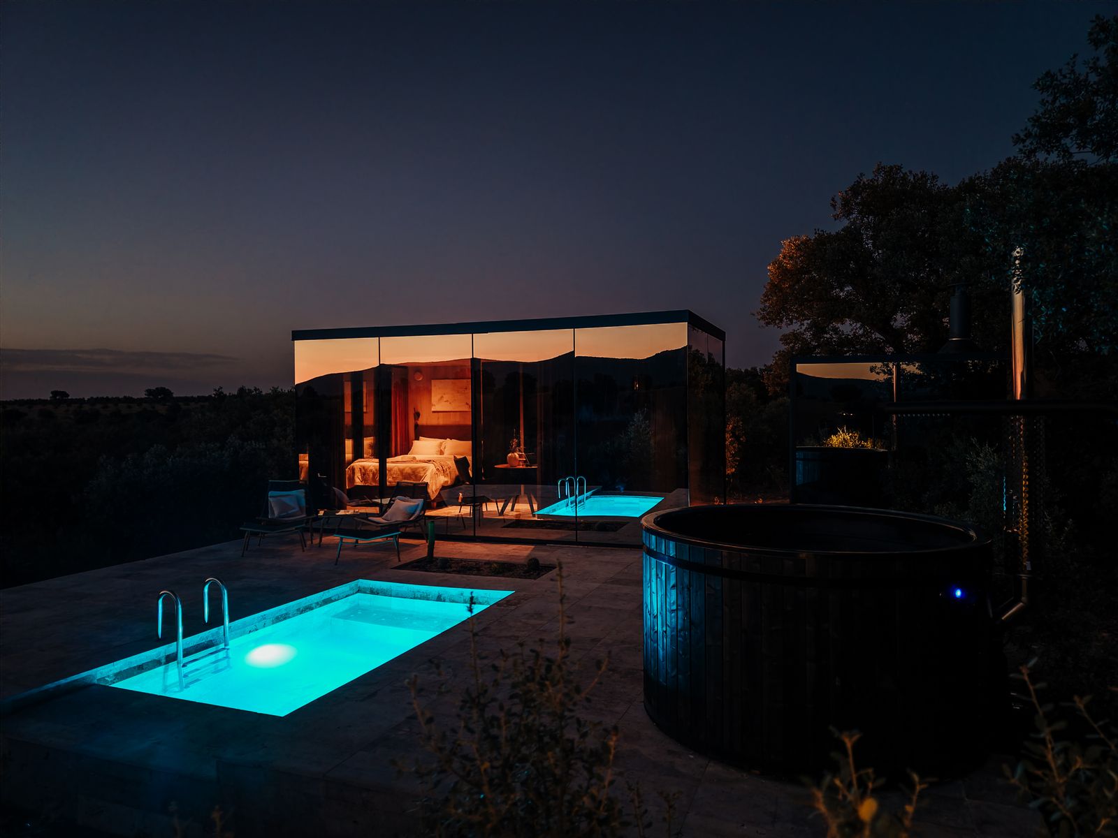 Casa Espejo de Cork Valley al atardecer con piscina propia y jacuzzi nórdico en la terraza