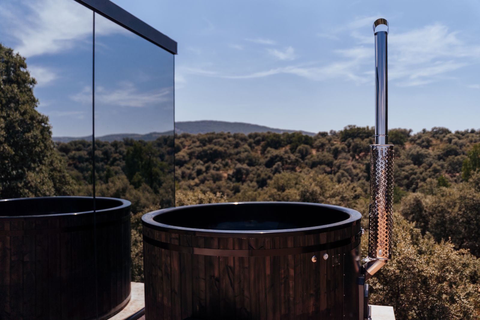 Jacuzzi nórdico privado de madera con vistas a los Montes de Toledo en Cork Valley